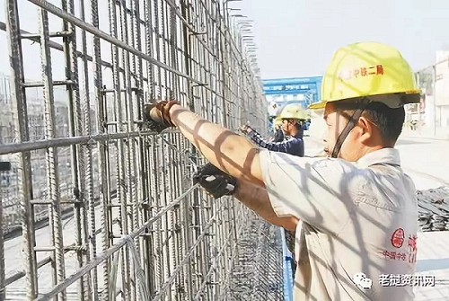 在中老鐵路萬(wàn)象制梁場(chǎng)，中老兩國(guó)技術(shù)人員正在進(jìn)行橋梁預(yù)制。本報(bào)記者 孫廣勇攝